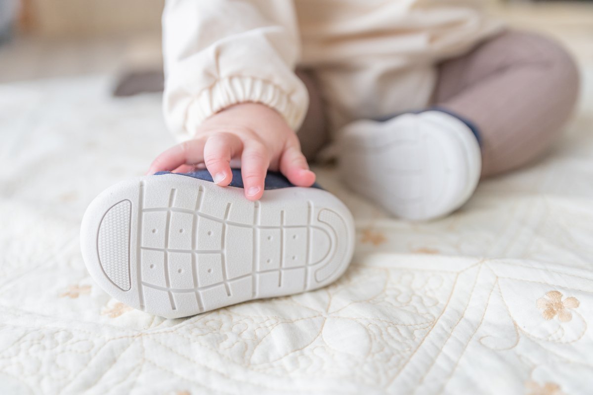 1歳の足のサイズと測り方を紹介!赤ちゃんに合わせた靴選びのポイントとは？ 保育園が探せる！口コミ情報サイト｜保育地図